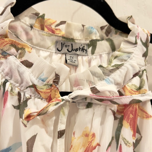 J for Justify Ruffled Neck with fabric ribbon closure. Sleeveless floral Size 2X - Picture 3 of 4